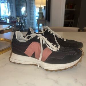 Women’s New Balance 327! Great used condition!